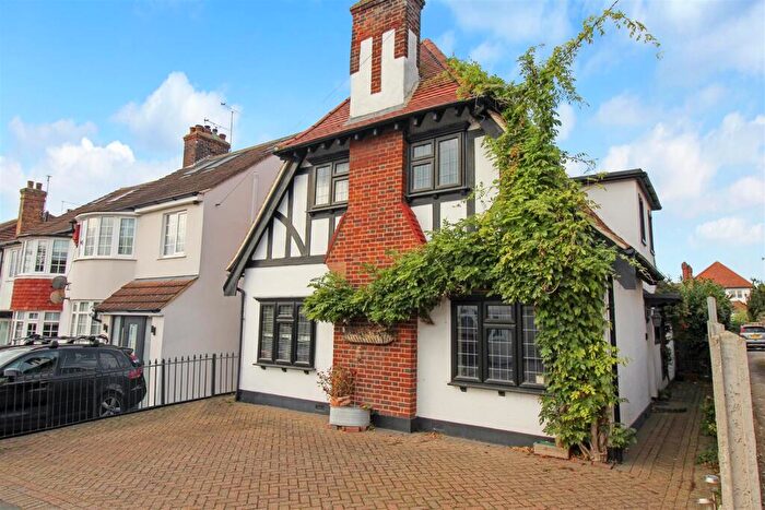 4 Bedroom Detached House For Sale In Crescent Road, Leigh-On-Sea, SS9