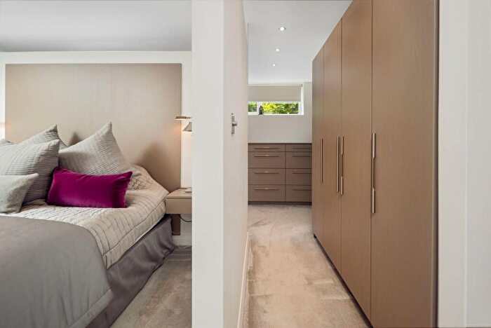 2 Bedroom Flat To Rent In Kingston Upon Thames, London, SW20