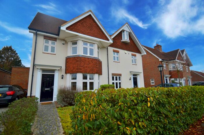 4 Bedroom Semi-Detached House To Rent In Oscar Close, Purley CR8