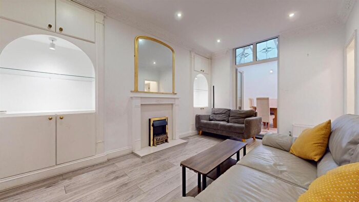 2 Bedroom Flat To Rent In Redcliffe Square, London, SW10