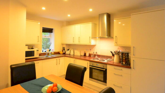 2 Bedroom Flat To Rent In Reading Road, RG41