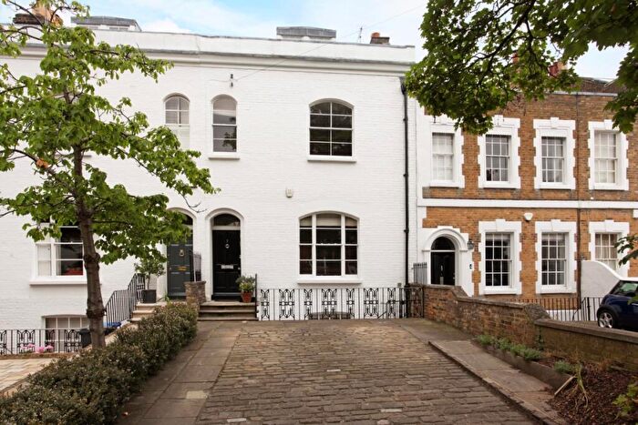 3 Bedroom Town House To Rent In Trinity Place Windsor, SL4