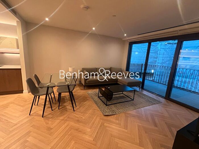 2 Bedroom Flat To Rent In Saxon House, Parkland Walk, SW6