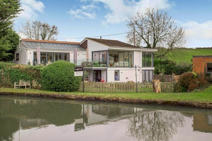 4 Bedroom Detached House For Sale In Heyford Lane, Northampton, NN7