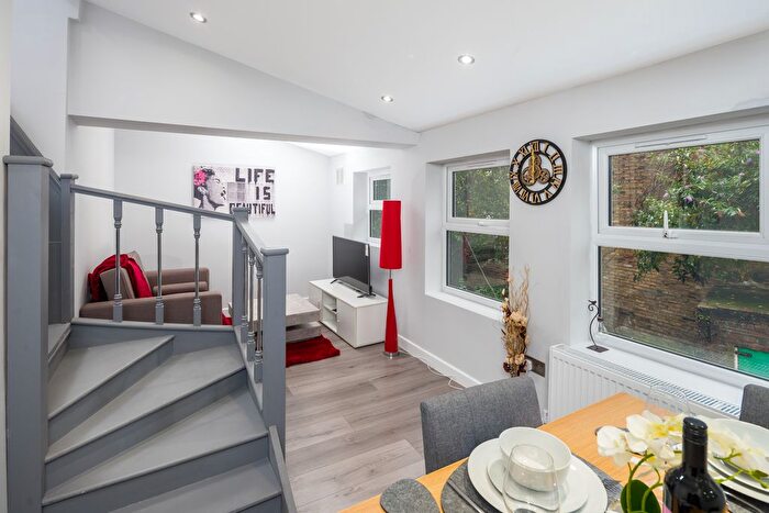 2 Bedroom Flat To Rent In Caedmon Road, London, N7