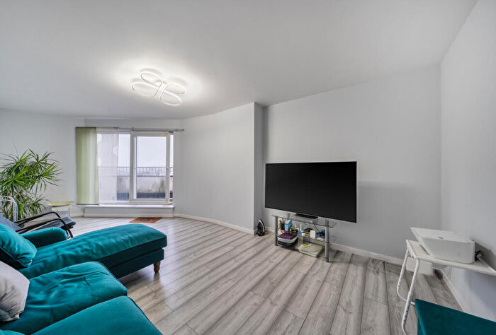 2 Bedroom Apartment For Sale In Kenton Road, Harrow, HA3