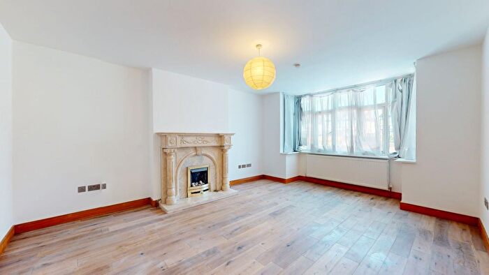 3 Bedroom Flat To Rent In Gunnersbury Avenue, London, W5