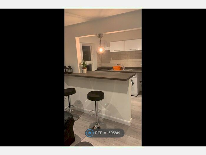 Studio To Rent In Floor, London, SW5