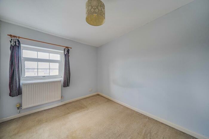 1 Bedroom Flat For Sale In Reading Road, Henley-On-Thames, RG9