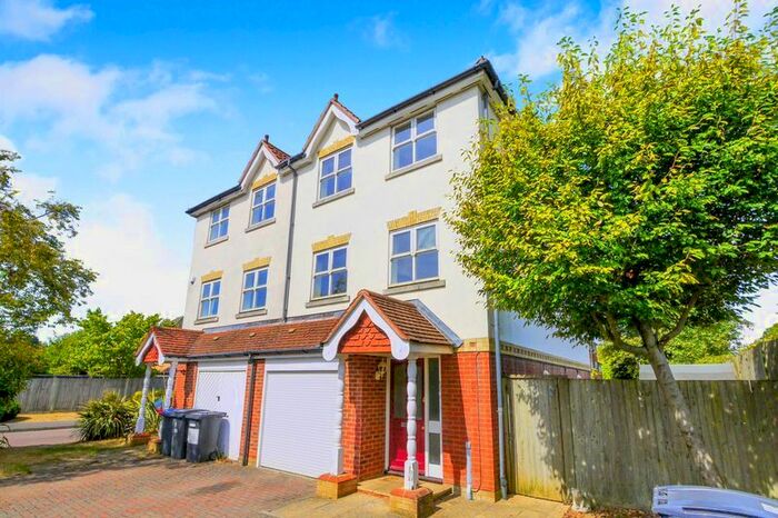 6 Bedroom End Of Terrace House To Rent In Nightingale Shott, Egham, TW20