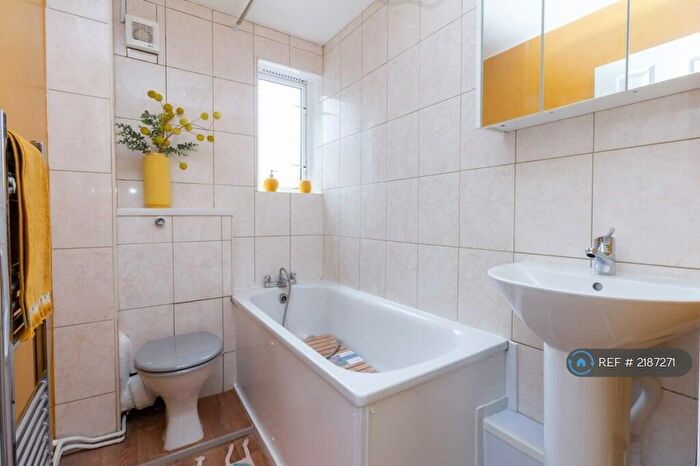 2 Bedroom Flat To Rent In East Street, London, SE17