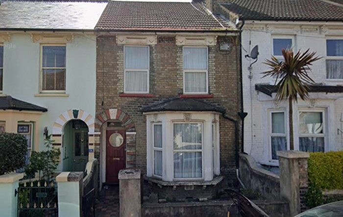 2 Bedroom Terraced House To Rent In Grove Road, Strood, ME2