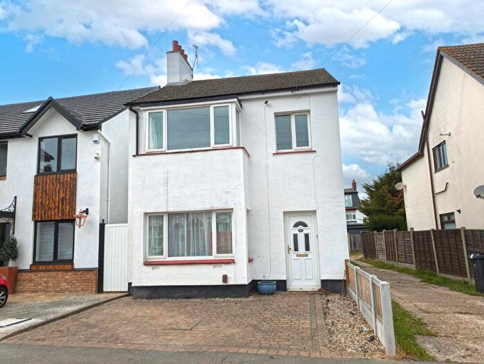 3 Bedroom Detached House For Sale In Sandleigh Road, Leigh-on-sea, Essex, SS9