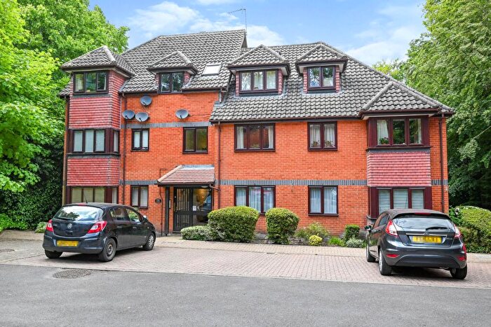2 Bedroom Flat To Rent In Crowthorne Lodge, Crowthorne Road, Bracknell, RG12