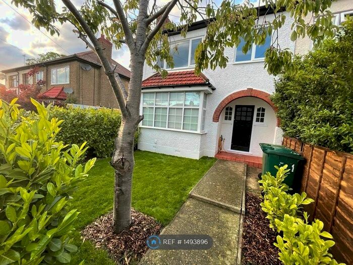 2 Bedroom Flat To Rent In Station Crescent, Ashford, TW15