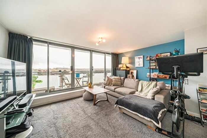 3 Bedroom Flat For Sale In Balham Hill, Balham, SW12