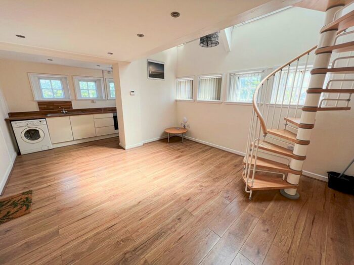 3 Bedroom Apartment To Rent In Wincolmlee, Hull, HU2