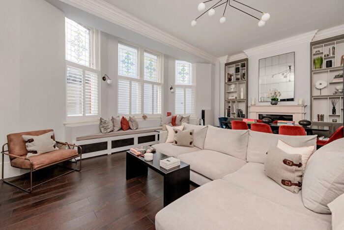 2 Bedroom Flat To Rent In Kensington Court, W8