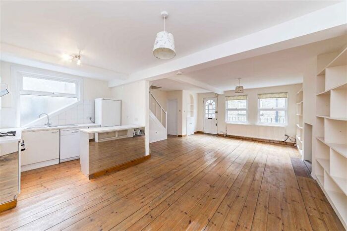 2 Bedroom Flat To Rent In Dove Mews, South Kensington, SW5