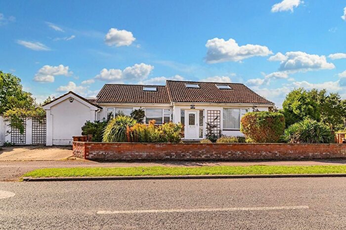 3 Bedroom Detached House For Sale In Merlin Gardens, Bedford, MK41