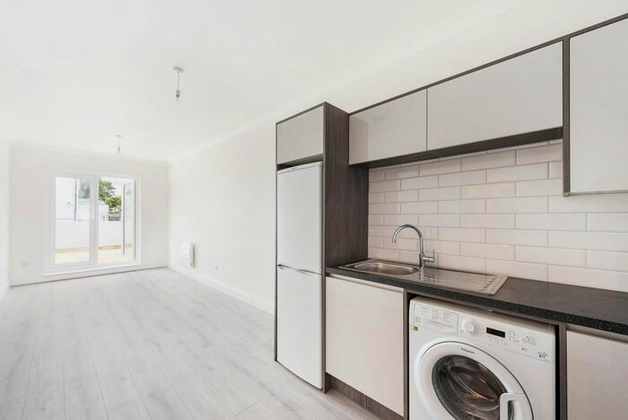 1 Bedroom Flat To Rent In Upper Tooting Road, London, SW17