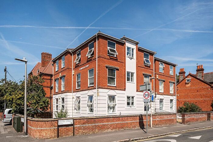 2 Bedroom Flat For Sale In Sidmouth Court, Reading, RG1