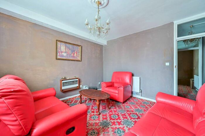 3 Bedroom Maisonette For Sale In Brixton Road, Oval, London, SW9