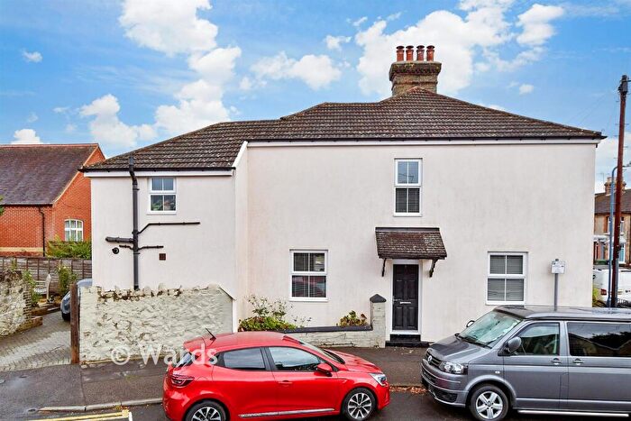 3 Bedroom Semi-Detached House For Sale In Bower Lane, Maidstone, Kent, ME16