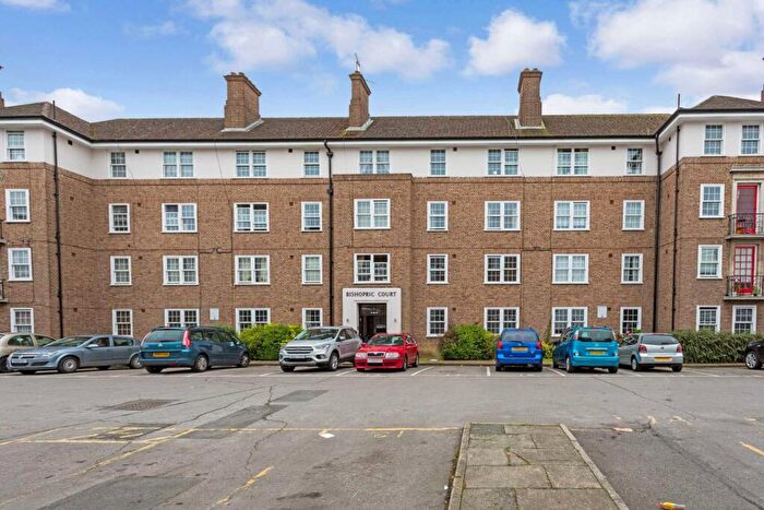 2 Bedroom Apartment To Rent In Bishopric Court, Horsham, RH12