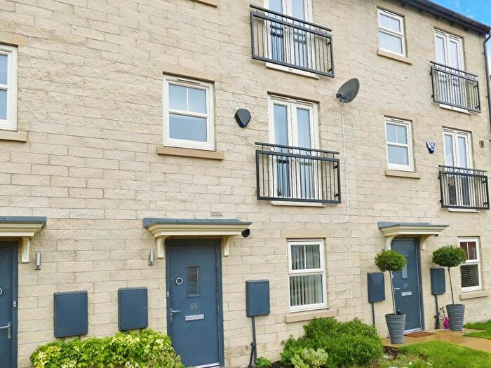 2 Bedroom Flat To Rent In Holts Crest Way, Leeds, West Yorkshire, LS12