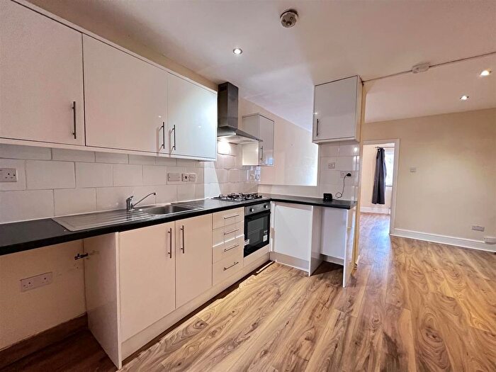 3 Bedroom Flat To Rent In Junction Road, Ealing, W5