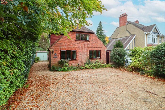 3 Bedroom Chalet For Sale In Wood Lane, Fleet, GU51