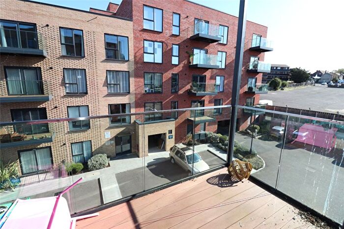 1 Bedroom Flat For Sale In Fairfax Drive, Westcliff On Sea, Essex, SS0