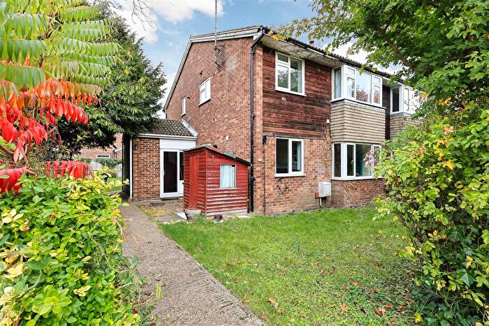 2 Bedroom Maisonette For Sale In Carisbrooke Road, Cambridge, CB4