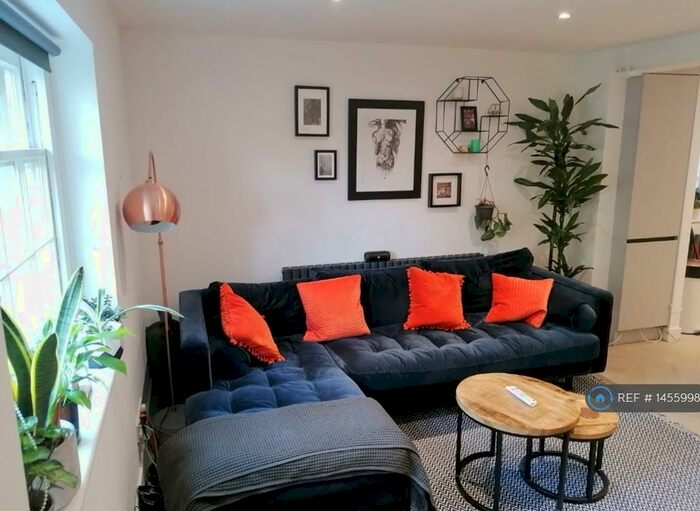 2 Bedroom Flat To Rent In Holly Grove, London, SE15