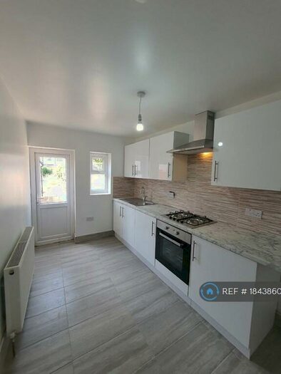 3 Bedroom End Of Terrace House To Rent In School Road, Dagenham, RM10