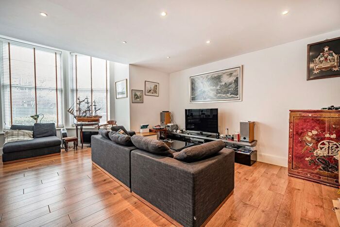 2 Bedroom Link Detached House For Sale In Parkview Way, Epsom, KT19