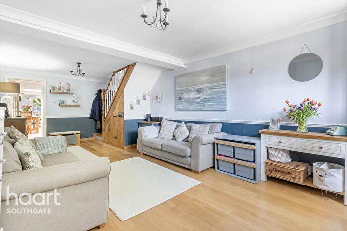 2 Bedroom Terraced House For Sale In Avenue Road, London, N14