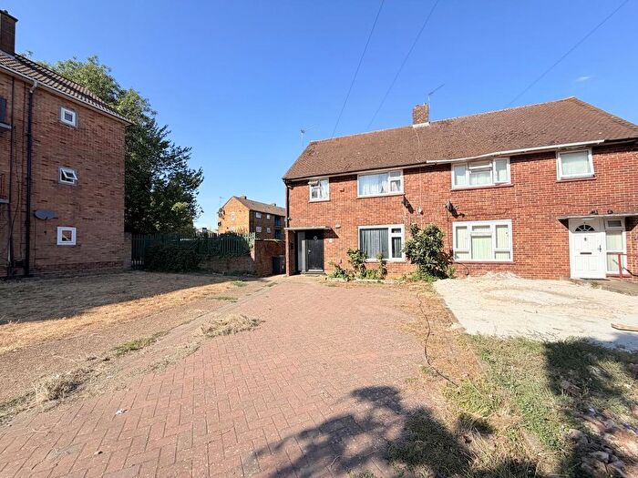 4 Bedroom Semi Detached House For Sale In Wulwards Close, Luton, LU1