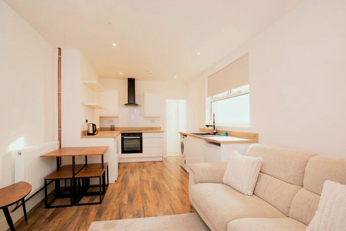 2 Bedroom Flat To Rent In Talbot Street, Pontcanna, Cardiff, CF11