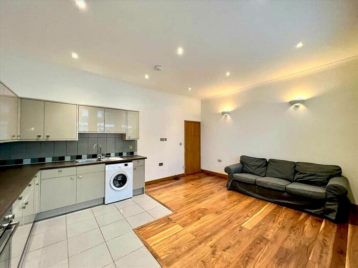 2 Bedroom Flat To Rent In Mitcham Lane, London, SW16