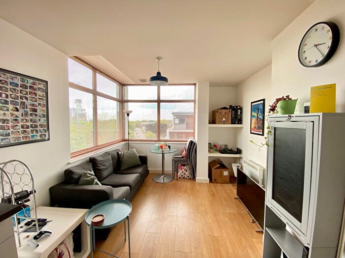 2 Bedroom Flat To Rent In Broadway, Salford, M50