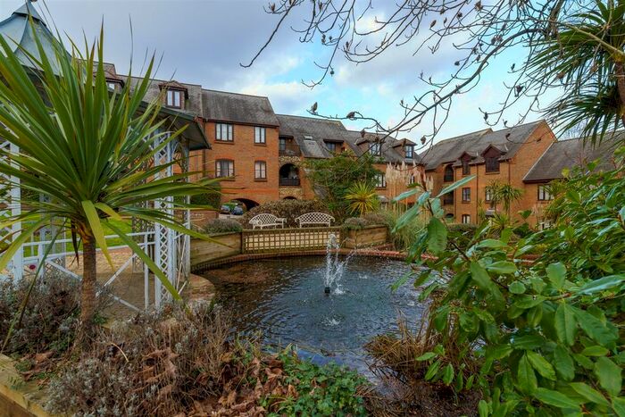 1 Bedroom Flat For Sale In Dolphin Court, High Wycombe, HP11