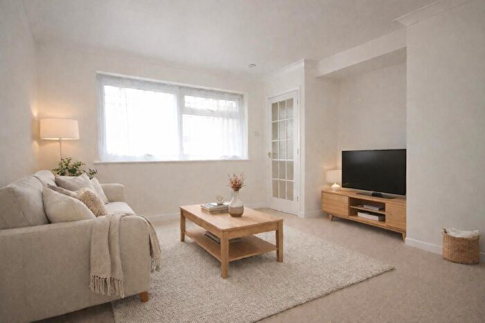 1 Bedroom Flat For Sale In Knaphill, Woking, GU21