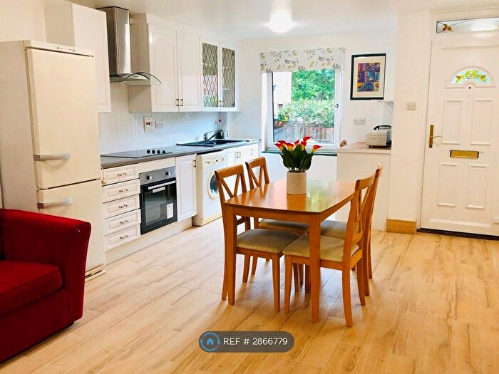 4 Bedroom Maisonette To Rent In Cowdenbeath Path, London, N1