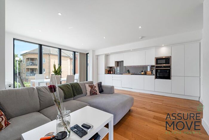 2 Bedroom Flat To Rent In Green Lanes, London, N13