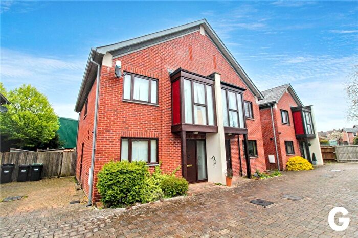 4 Bedroom Semi-Detached House For Sale In Mansfield Road, Ringwood, Hampshire, BH24