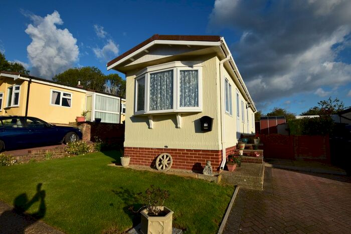 1 Bedroom Mobile/park Home For Sale In Yew Tree Park Homes, Charing, TN27