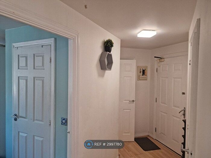 2 Bedroom Flat To Rent In Blackburn Way, Hounslow, TW4