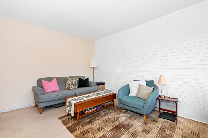 1 Bedroom Flat To Rent In Elm Court, Belmont Hill, London, SE13